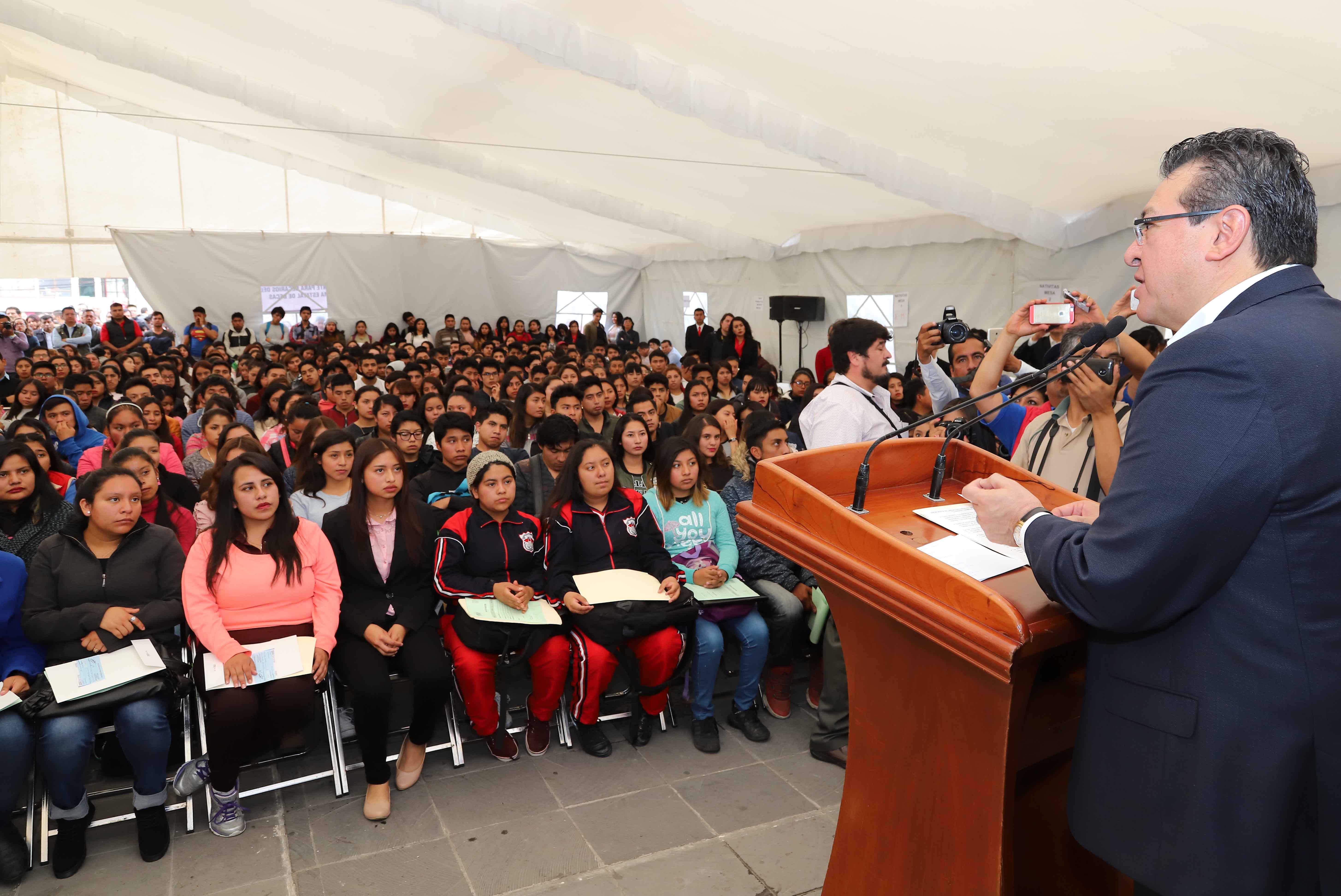 Casi 4 mil estudiantes obtienen la beca “Tu Prepa Terminada”